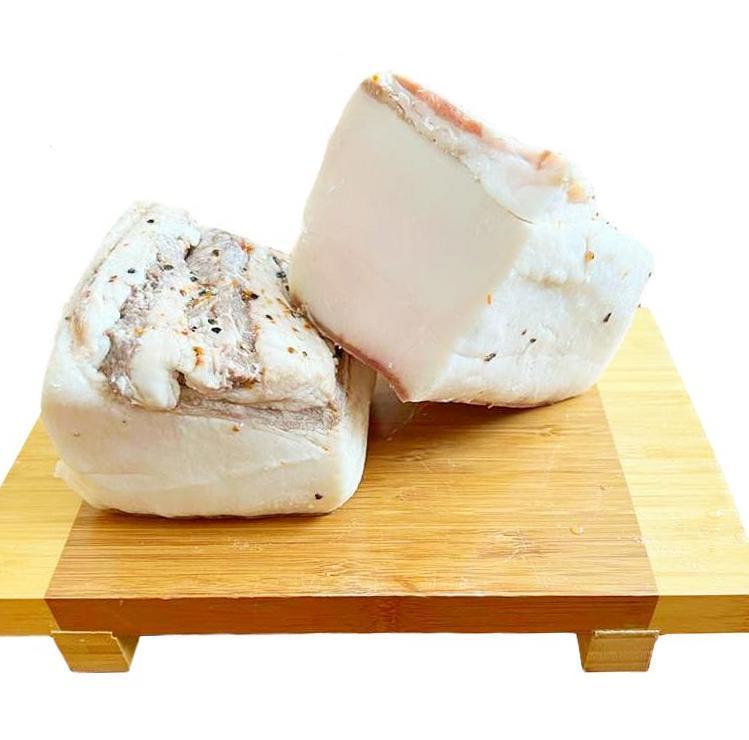 Gesalzene verbrühtes  Schweinespeck  mit  Haut Lorbeerblatt und Pfeffer 5cm+