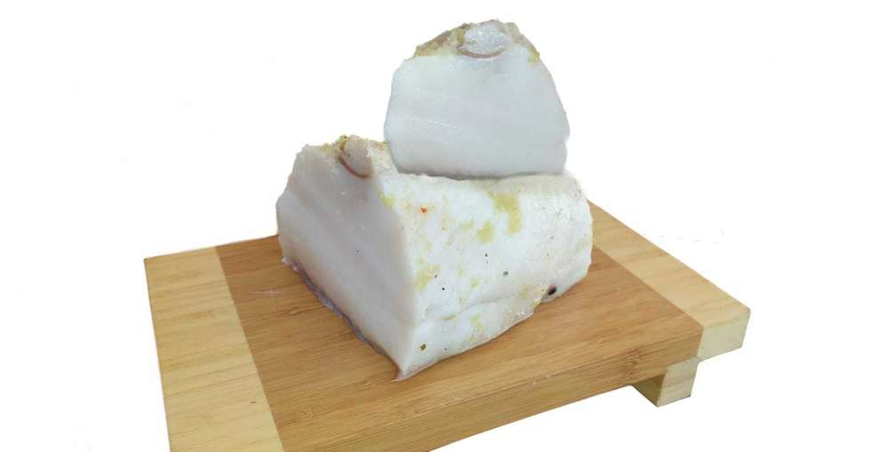 Schweineschpeck gesalzen mit Haut 